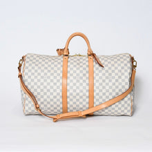 Load image into Gallery viewer, 極美品 LOUIS VUITTON ルイヴィトン ダミエ アズール キーポル55 ボストンバッグ N41429 PVC ヌメ革 ホワイト ブラウン 中古 4b013713