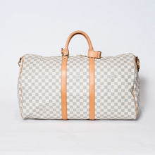 Load image into Gallery viewer, 極美品 LOUIS VUITTON ルイヴィトン ダミエ アズール キーポル55 ボストンバッグ N41429 PVC ヌメ革 ホワイト ブラウン 中古 4b013713