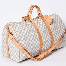 Load image into Gallery viewer, 極美品 LOUIS VUITTON ルイヴィトン ダミエ アズール キーポル55 ボストンバッグ N41429 PVC ヌメ革 ホワイト ブラウン 中古 4b013713