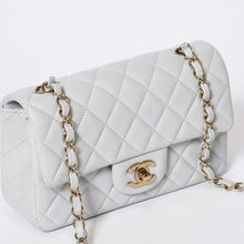 Load image into Gallery viewer, 極美品 CHANEL シャネル ミニマトラッセ20 SフラップSチェーンショルダーバッグ ランダム番台 ラムスキン グレー ゴールド金具 中古 4b013715