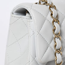 Load image into Gallery viewer, 極美品 CHANEL シャネル ミニマトラッセ20 SフラップSチェーンショルダーバッグ ランダム番台 ラムスキン グレー ゴールド金具 中古 4b013715