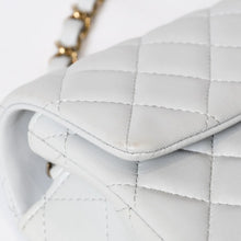 Load image into Gallery viewer, 極美品 CHANEL シャネル ミニマトラッセ20 SフラップSチェーンショルダーバッグ ランダム番台 ラムスキン グレー ゴールド金具 中古 4b013715