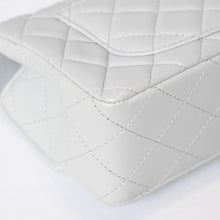Load image into Gallery viewer, 極美品 CHANEL シャネル ミニマトラッセ20 SフラップSチェーンショルダーバッグ ランダム番台 ラムスキン グレー ゴールド金具 中古 4b013715