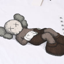 Load image into Gallery viewer, 極美品 UNIQLO ユニクロ ｘ KAWS カウズ コラボ 半袖Tシャツ ホワイト サイズ XL 中古4b005651