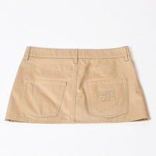 Load image into Gallery viewer, MIUMIU ミュウミュウ タイトミニスカート MG2241 サイズ36 ロゴパッチ ベージュ コットン チノ 美品 中古 4b013836