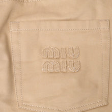 Load image into Gallery viewer, MIUMIU ミュウミュウ タイトミニスカート MG2241 サイズ36 ロゴパッチ ベージュ コットン チノ 美品 中古 4b013836