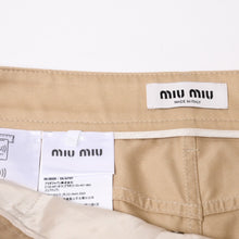 Load image into Gallery viewer, MIUMIU ミュウミュウ タイトミニスカート MG2241 サイズ36 ロゴパッチ ベージュ コットン チノ 美品 中古 4b013836