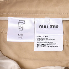 Load image into Gallery viewer, MIUMIU ミュウミュウ タイトミニスカート MG2241 サイズ36 ロゴパッチ ベージュ コットン チノ 美品 中古 4b013836