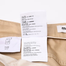 Load image into Gallery viewer, MIUMIU ミュウミュウ タイトミニスカート MG2241 サイズ36 ロゴパッチ ベージュ コットン チノ 美品 中古 4b013836