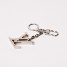 Load image into Gallery viewer, LOUIS VUITTON ルイヴィトン バッグチャーム キーリング M65071 シルバー金具 美品 中古 4b011775