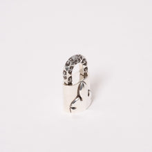 Load image into Gallery viewer, 新品未使用 CHROME HEARTS クロムハーツ パドロック ダイヤ 南京錠 青山店限定 カデナ 65.37g ヤングブラッド 来日記念 中古 4b013841