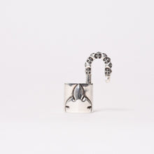 Load image into Gallery viewer, 新品未使用 CHROME HEARTS クロムハーツ パドロック ダイヤ 南京錠 青山店限定 カデナ 65.37g ヤングブラッド 来日記念 中古 4b013841