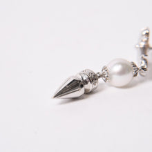 画像をギャラリービューアに読み込む, 新品未使用 CHROME HEARTS クロムハーツ × ミキモト MIKIMOTO タイニー ドロップ ピアス パール 18K WG 中古 4b013915