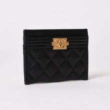 Load image into Gallery viewer, 極美品 CHANEL シャネル BOY CHANEL ボーイシャネル カードケース A84431 27番台 キャビアスキン ブラック 中古 4b013730