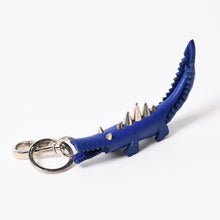 Load image into Gallery viewer, FENDI フェンディ ワニ バッグチャーム 7AR385 キーリング キーホルダー カーフスキン ブルー 美品 中古 4b013592