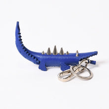 Load image into Gallery viewer, FENDI フェンディ ワニ バッグチャーム 7AR385 キーリング キーホルダー カーフスキン ブルー 美品 中古 4b013592