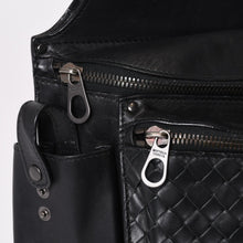 Load image into Gallery viewer, BOTTEGAVENETA ボッテガヴェネタ イントレチャート 2WAY ベルトバッグ 121604 ブラック カーフ ガンメタル金具 美品 中古 4b013473