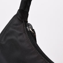 画像をギャラリービューアに読み込む, PRADA プラダ ホーボー ワンショルダーバッグ MV515 トライアングルロゴ 三角ロゴプレート ナイロン ブラック 美品 中古 4b013989