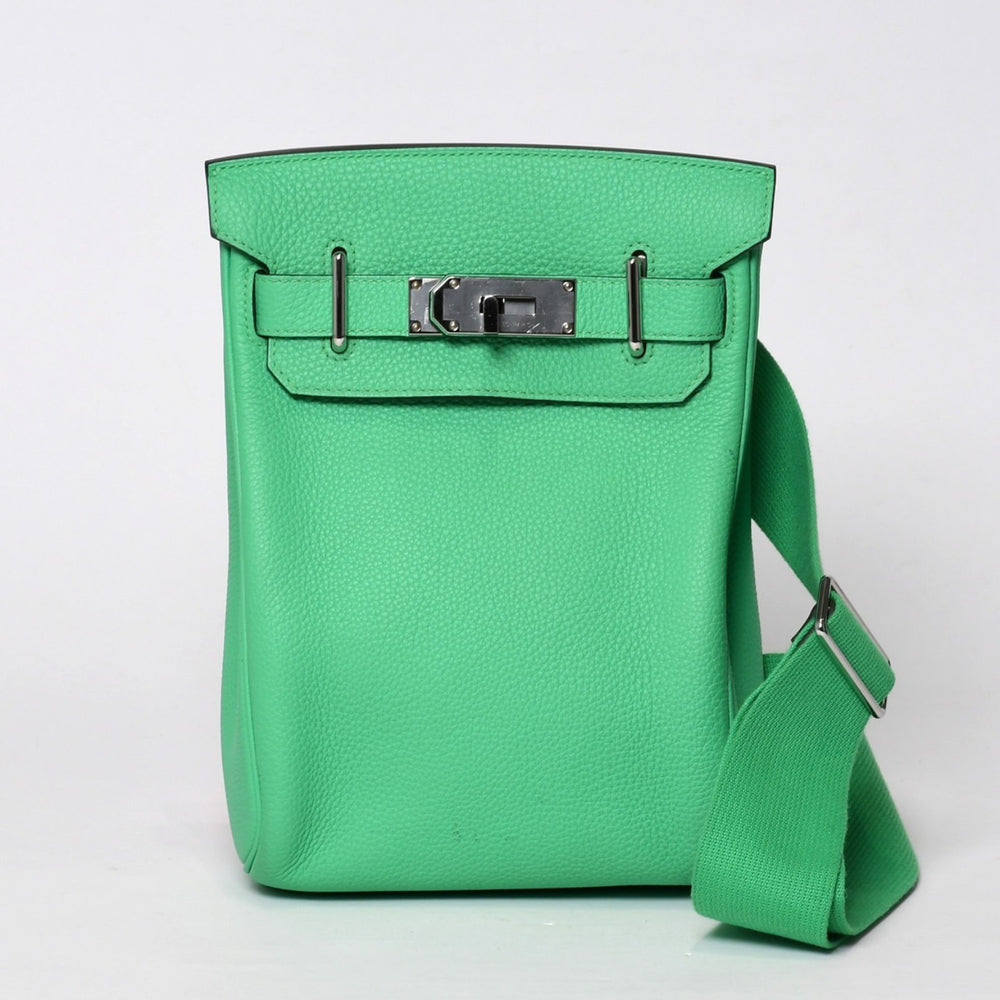 Like new Hermes Akkad PM B engraved one shoulder bag Vert Comic Togo new model silver hardware used 4b014108