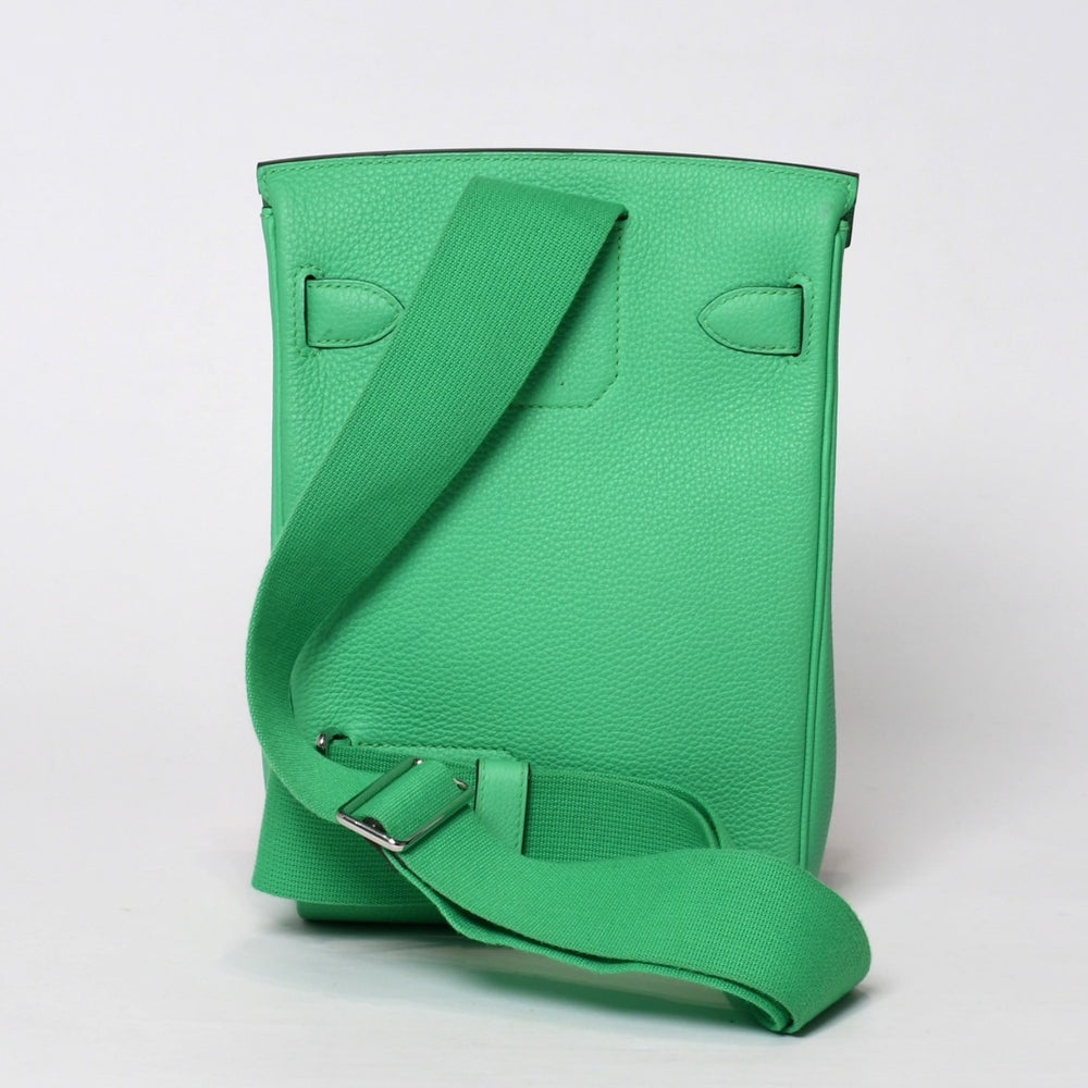 Like new Hermes Akkad PM B engraved one shoulder bag Vert Comic Togo new model silver hardware used 4b014108