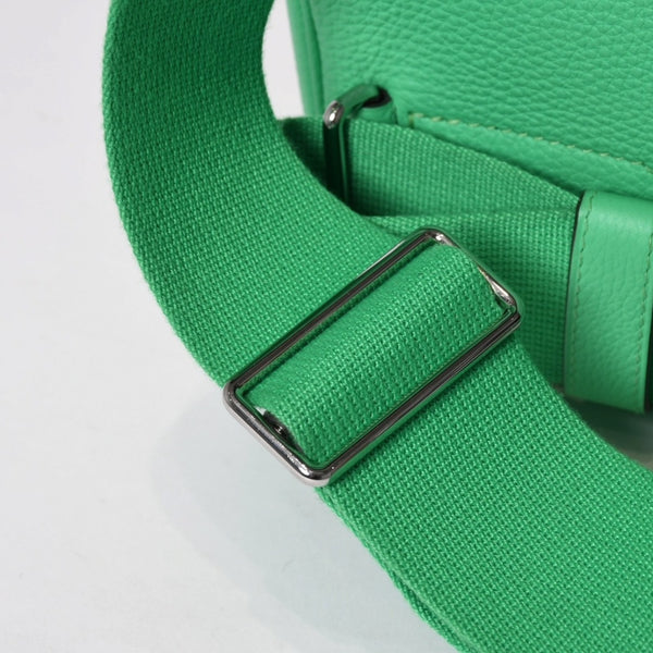 新品同様 エルメス HERMES アッカドPM B刻印 ワンショルダーバッグ ヴェールコミック トゴ 新型 シルバー金具 中古 4b014108