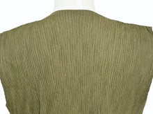 Load image into Gallery viewer, 極美品 ISSEY MIYAKE イッセイミヤケ WHITE LABEL プリーツベスト サンプル JAPAN製 ポリエステル カーキ 中古 4b004344