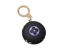 Load image into Gallery viewer, 極美品 LOUIS VUITTON ルイヴィトン アストロトロピカル モノグラム キーチャーム M51912 PVC ブラック マルチカラー 中古 4b004654