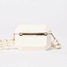 Load image into Gallery viewer, 極美品 CHANEL シャネル AirPods Pro ケース AB6425 ココマーク レザー フェイクパール ホワイト ゴールド ブラック 中古 4b013616