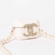 Load image into Gallery viewer, 極美品 CHANEL シャネル AirPods Pro ケース AB6425 ココマーク レザー フェイクパール ホワイト ゴールド ブラック 中古 4b013616