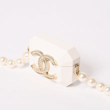 Load image into Gallery viewer, 極美品 CHANEL シャネル AirPods Pro ケース AB6425 ココマーク レザー フェイクパール ホワイト ゴールド ブラック 中古 4b013616