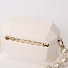 Load image into Gallery viewer, 極美品 CHANEL シャネル AirPods Pro ケース AB6425 ココマーク レザー フェイクパール ホワイト ゴールド ブラック 中古 4b013616