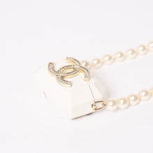 Load image into Gallery viewer, 極美品 CHANEL シャネル AirPods Pro ケース AB6425 ココマーク レザー フェイクパール ホワイト ゴールド ブラック 中古 4b013616