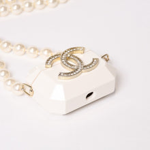 Load image into Gallery viewer, 極美品 CHANEL シャネル AirPods Pro ケース AB6425 ココマーク レザー フェイクパール ホワイト ゴールド ブラック 中古 4b013616