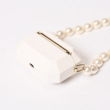 Load image into Gallery viewer, 極美品 CHANEL シャネル AirPods Pro ケース AB6425 ココマーク レザー フェイクパール ホワイト ゴールド ブラック 中古 4b013616