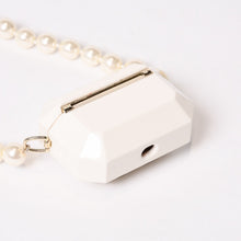 Load image into Gallery viewer, 極美品 CHANEL シャネル AirPods Pro ケース AB6425 ココマーク レザー フェイクパール ホワイト ゴールド ブラック 中古 4b013616