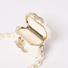Load image into Gallery viewer, 極美品 CHANEL シャネル AirPods Pro ケース AB6425 ココマーク レザー フェイクパール ホワイト ゴールド ブラック 中古 4b013616