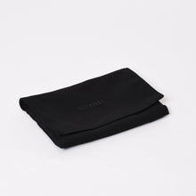 Load image into Gallery viewer, 極美品 CHANEL シャネル AirPods Pro ケース AB6425 ココマーク レザー フェイクパール ホワイト ゴールド ブラック 中古 4b013616
