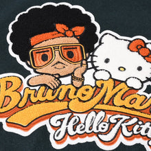 Load image into Gallery viewer, 新品未使用 HELLO KITTY BRUNO MARS ハローキティ ブルーノマーズ スタジャン レザージャケット ベージュ グリーン サイズXL 中古 4b013788
