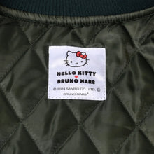Load image into Gallery viewer, 新品未使用 HELLO KITTY BRUNO MARS ハローキティ ブルーノマーズ スタジャン レザージャケット ベージュ グリーン サイズXL 中古 4b013788