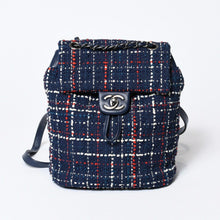 Load image into Gallery viewer, 極美品 CHANEL シャネル リュック 巾着 ツイード キャビアスキン 22番台 ガンメタリック金具 ネイビー レッド ホワイト 中古 4b013603