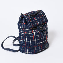 Load image into Gallery viewer, 極美品 CHANEL シャネル リュック 巾着 ツイード キャビアスキン 22番台 ガンメタリック金具 ネイビー レッド ホワイト 中古 4b013603