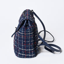 Load image into Gallery viewer, 極美品 CHANEL シャネル リュック 巾着 ツイード キャビアスキン 22番台 ガンメタリック金具 ネイビー レッド ホワイト 中古 4b013603