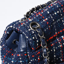 Load image into Gallery viewer, 極美品 CHANEL シャネル リュック 巾着 ツイード キャビアスキン 22番台 ガンメタリック金具 ネイビー レッド ホワイト 中古 4b013603