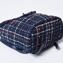 Load image into Gallery viewer, 極美品 CHANEL シャネル リュック 巾着 ツイード キャビアスキン 22番台 ガンメタリック金具 ネイビー レッド ホワイト 中古 4b013603