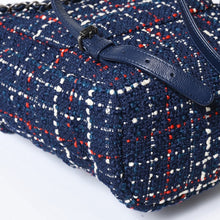 Load image into Gallery viewer, 極美品 CHANEL シャネル リュック 巾着 ツイード キャビアスキン 22番台 ガンメタリック金具 ネイビー レッド ホワイト 中古 4b013603
