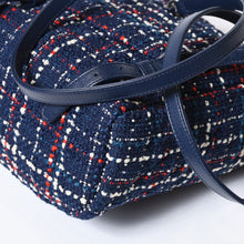 Load image into Gallery viewer, 極美品 CHANEL シャネル リュック 巾着 ツイード キャビアスキン 22番台 ガンメタリック金具 ネイビー レッド ホワイト 中古 4b013603