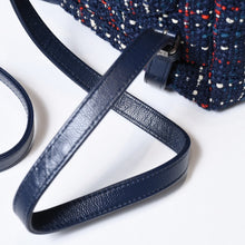 Load image into Gallery viewer, 極美品 CHANEL シャネル リュック 巾着 ツイード キャビアスキン 22番台 ガンメタリック金具 ネイビー レッド ホワイト 中古 4b013603