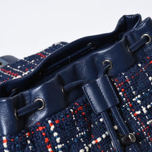 Load image into Gallery viewer, 極美品 CHANEL シャネル リュック 巾着 ツイード キャビアスキン 22番台 ガンメタリック金具 ネイビー レッド ホワイト 中古 4b013603