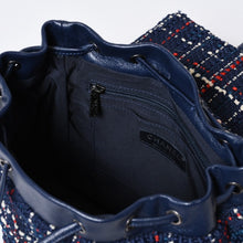 Load image into Gallery viewer, 極美品 CHANEL シャネル リュック 巾着 ツイード キャビアスキン 22番台 ガンメタリック金具 ネイビー レッド ホワイト 中古 4b013603