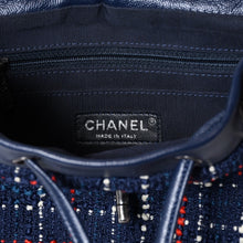 Load image into Gallery viewer, 極美品 CHANEL シャネル リュック 巾着 ツイード キャビアスキン 22番台 ガンメタリック金具 ネイビー レッド ホワイト 中古 4b013603